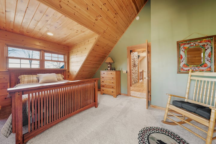 Втора спална соба на горниот кат, брачен и брачен кревет (широк 150-179 см).