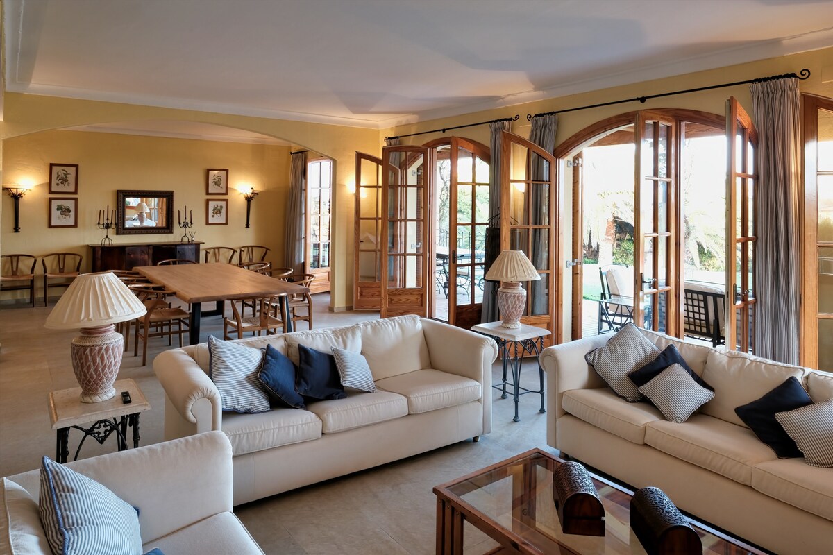 Propiedad de Airbnb exitosa: Spacious villa on a golf course near the sea en Mont Roig Del Camp
