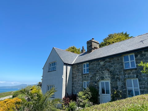 Snowdonia farmhouse cottage with superb sea views