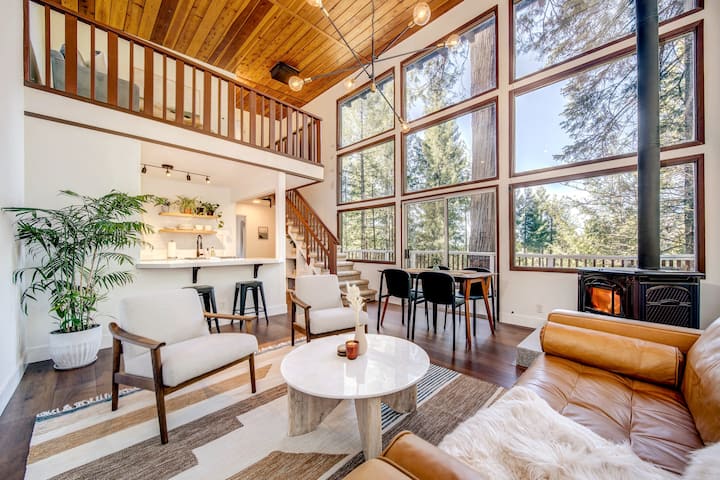 Glass Cabin Under the Pines | Hot Tub • Seclusion
