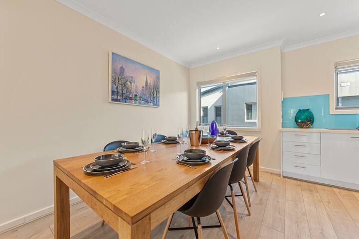 Marina Townhouse. Suitable for two families. gallery image 4