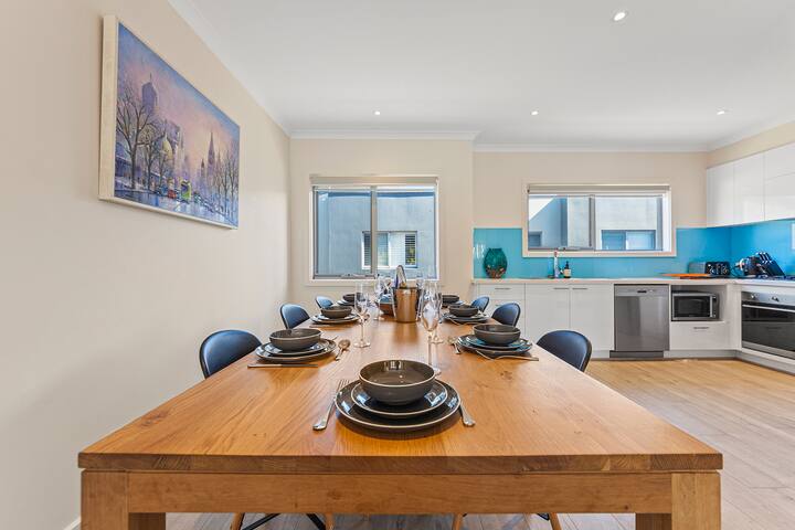 Marina Townhouse. Suitable for two families. gallery image 3