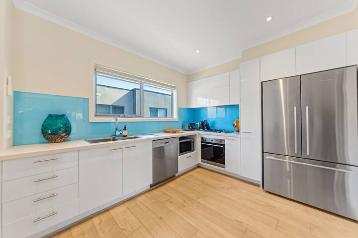 Marina Townhouse. Suitable for two families. gallery image 5