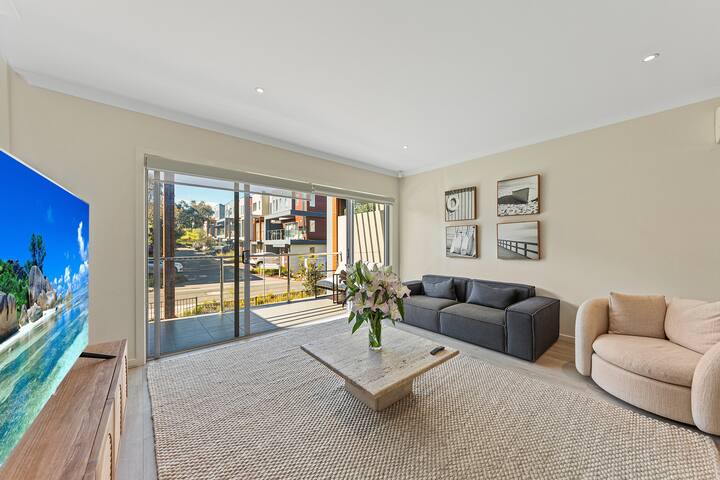 Marina Townhouse. Suitable for two families. gallery image 2
