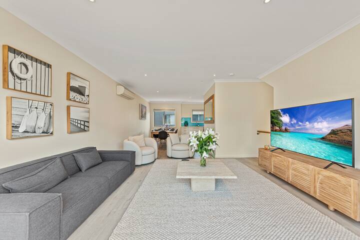 Marina Townhouse. Suitable for two families.