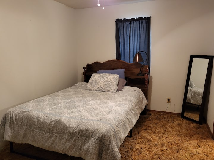 ห้องนอน #1 พร้อมเตียงควีนไซส์และทีวี  