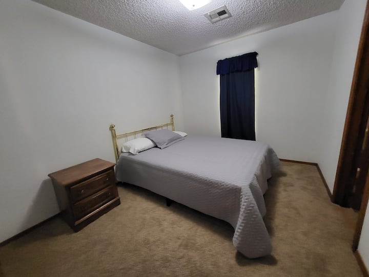 ห้องนอน #5 พร้อมเตียงควีนไซส์