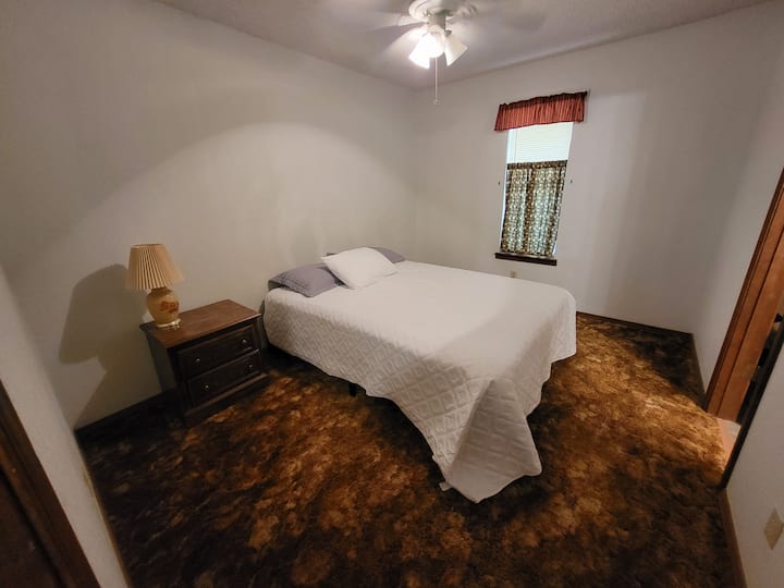 ห้องนอน #2 พร้อมเตียงควีนไซส์