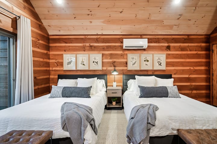 Spite pokojne vo svojom vlastnom útulnom útočisku. Toto podkrovie má dve pohodlné manželské postele, ideálne pre vaše osobné útočisko s klimatizačnou jednotkou, ktorá vás ochladí po celú noc. 