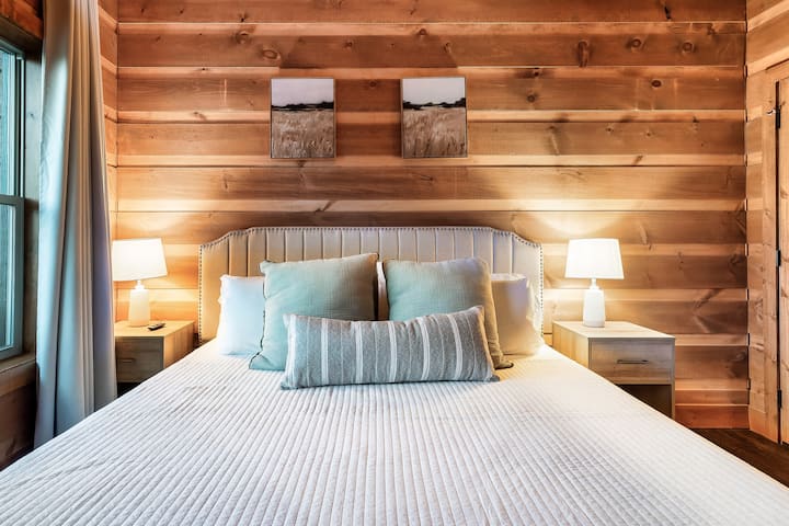 Oddýchnite si v pohodlí vlastného súkromného apartmánu s manželskou posteľou veľkosti King a prepojeným s obývacou izbou -  nemusíte opustiť svoje útulné útočisko!  Vychutnajte si pokoj, či už doháňate oddych, alebo sa jednoducho vyhrievate v relaxácii. 