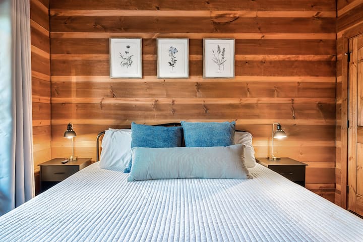 Druhý hlavný apartmán je definícia elegancie a relaxácie  Vlastná kúpeľňa zahrnutá ✅ Ponorte sa do veľmi potrebného času osamote! 