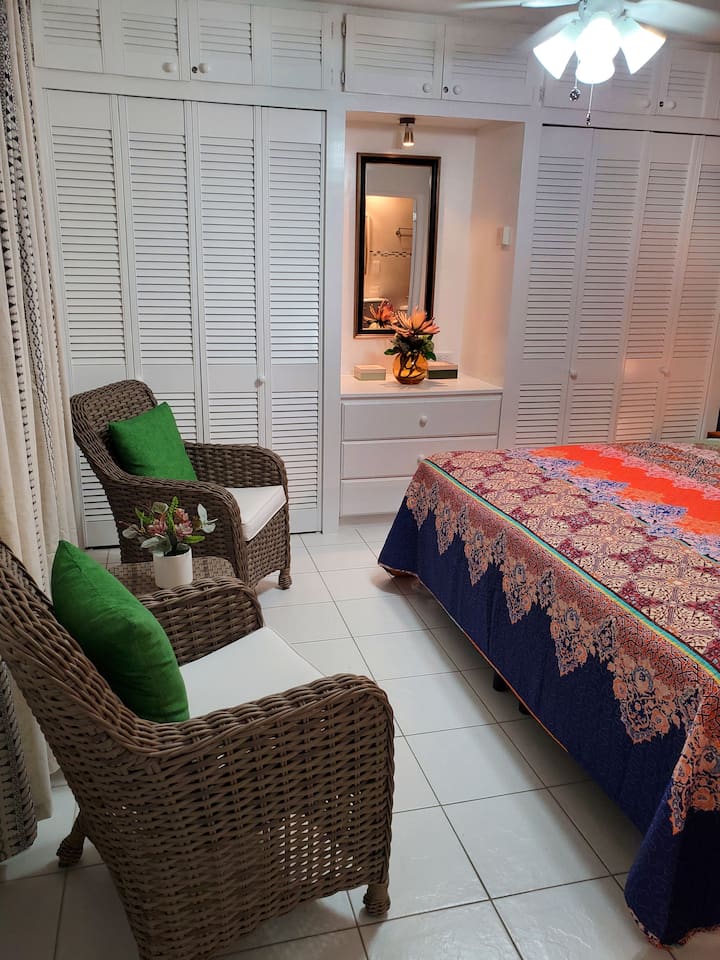 主加大双人床卧室。套内卫生间。休息区