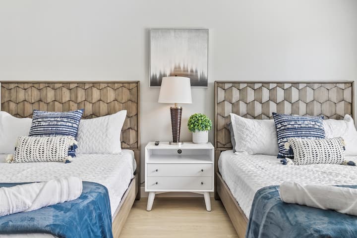 Თქვენი ძილი ჩვენთვის მნიშვნელოვანია, ამიტომ საწოლებს უნდა ჰქონდეს მაღალი გარჩევადობის თეთრეული, რაც ღამის გათევის გარანტიას გაძლევთ!