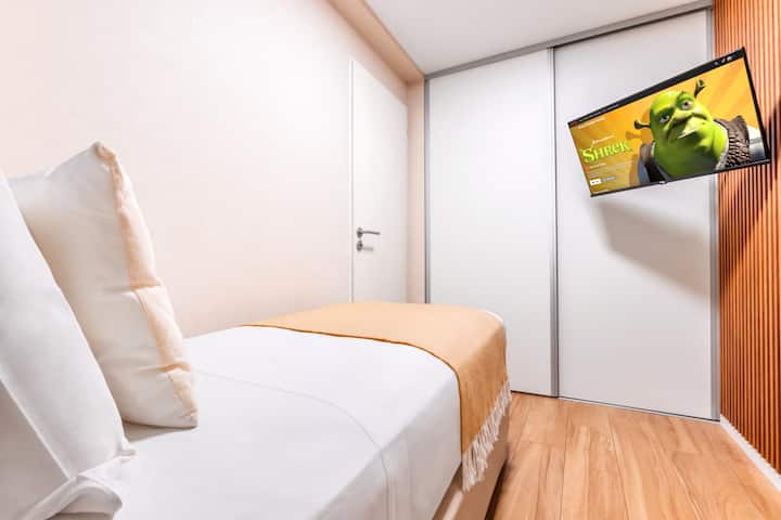 Втора спалня. Разполага с двойно легло, 42 - инчов телевизор и килер 