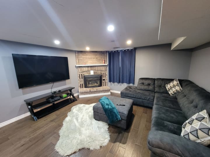 Heated Pool, Entire Home Featuring 3 Bed, 2 Bath - London
