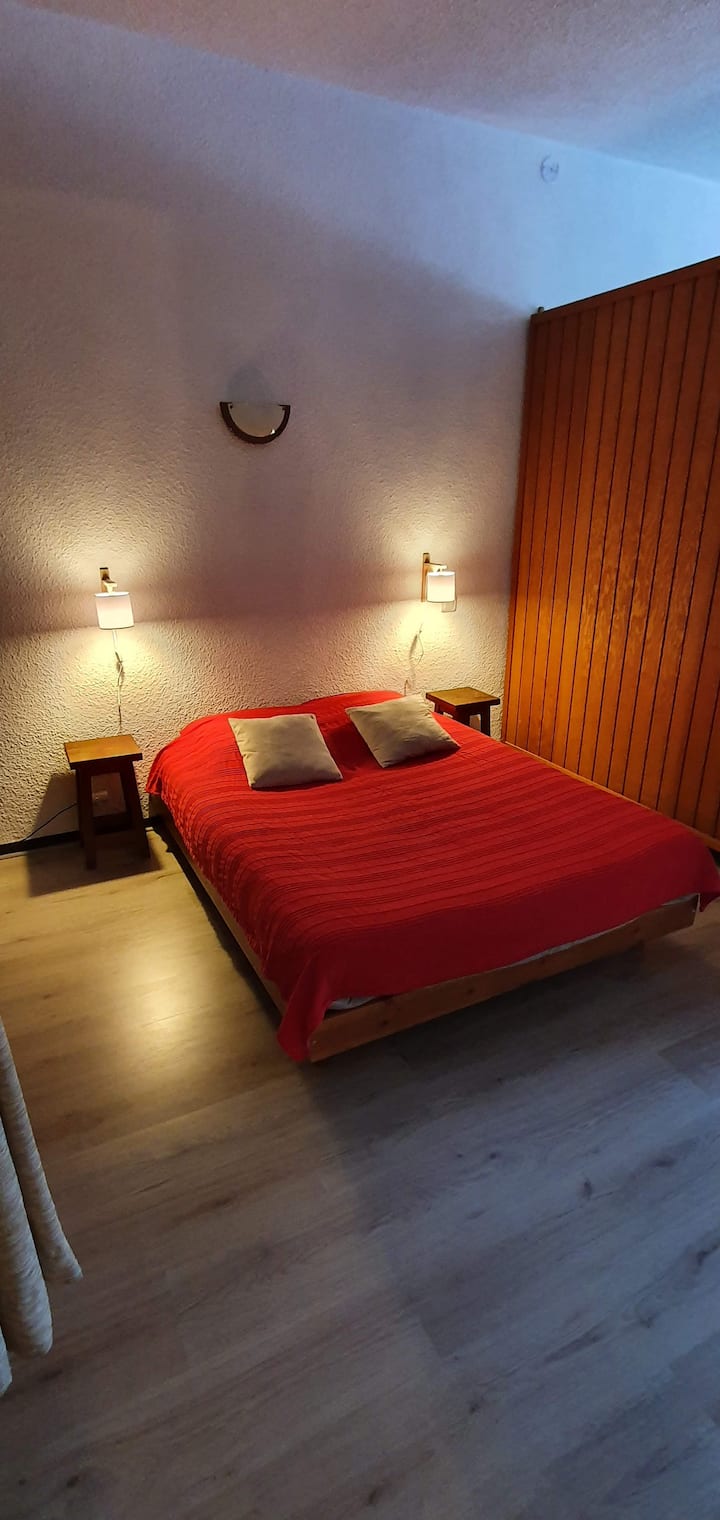 Esquina habitación con partición y cortinas