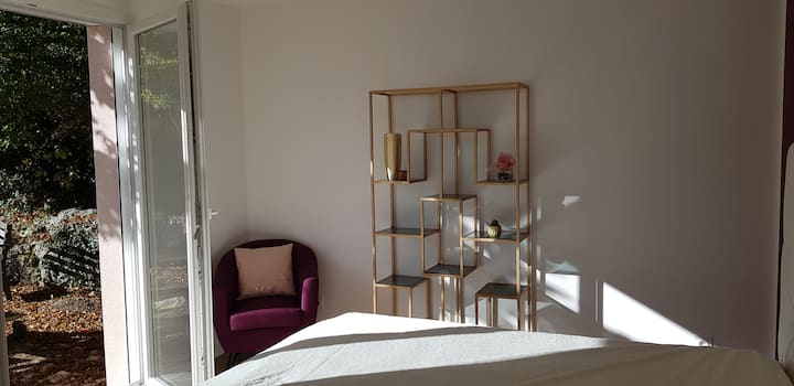 डीलक्स रूम 160 बेड, 2 बेडसाइड बेड, 1 कुर्सी, 1 डेस्क