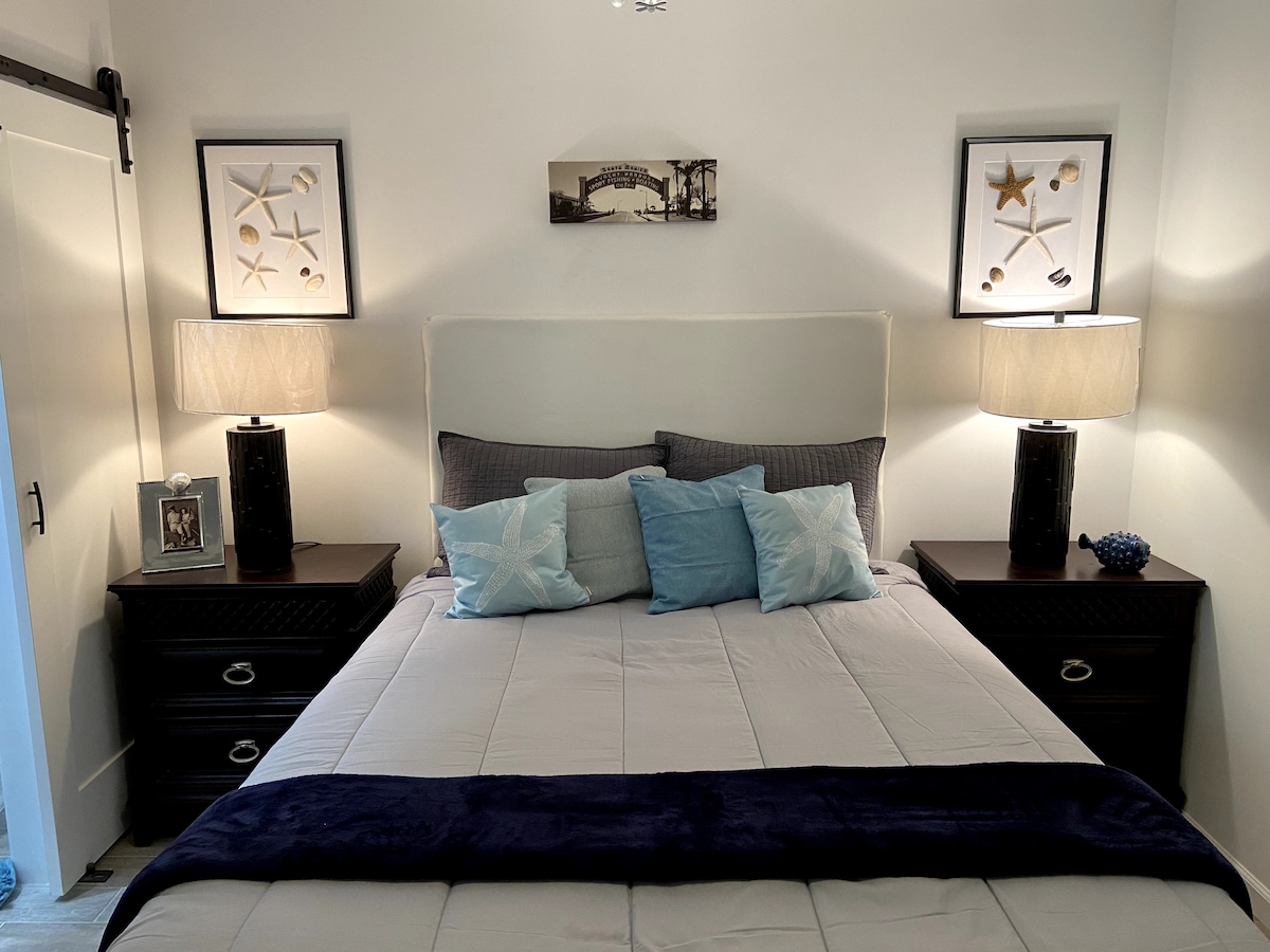 חדר שינה ראשי נקי עם חדר רחצה בסוויטה.