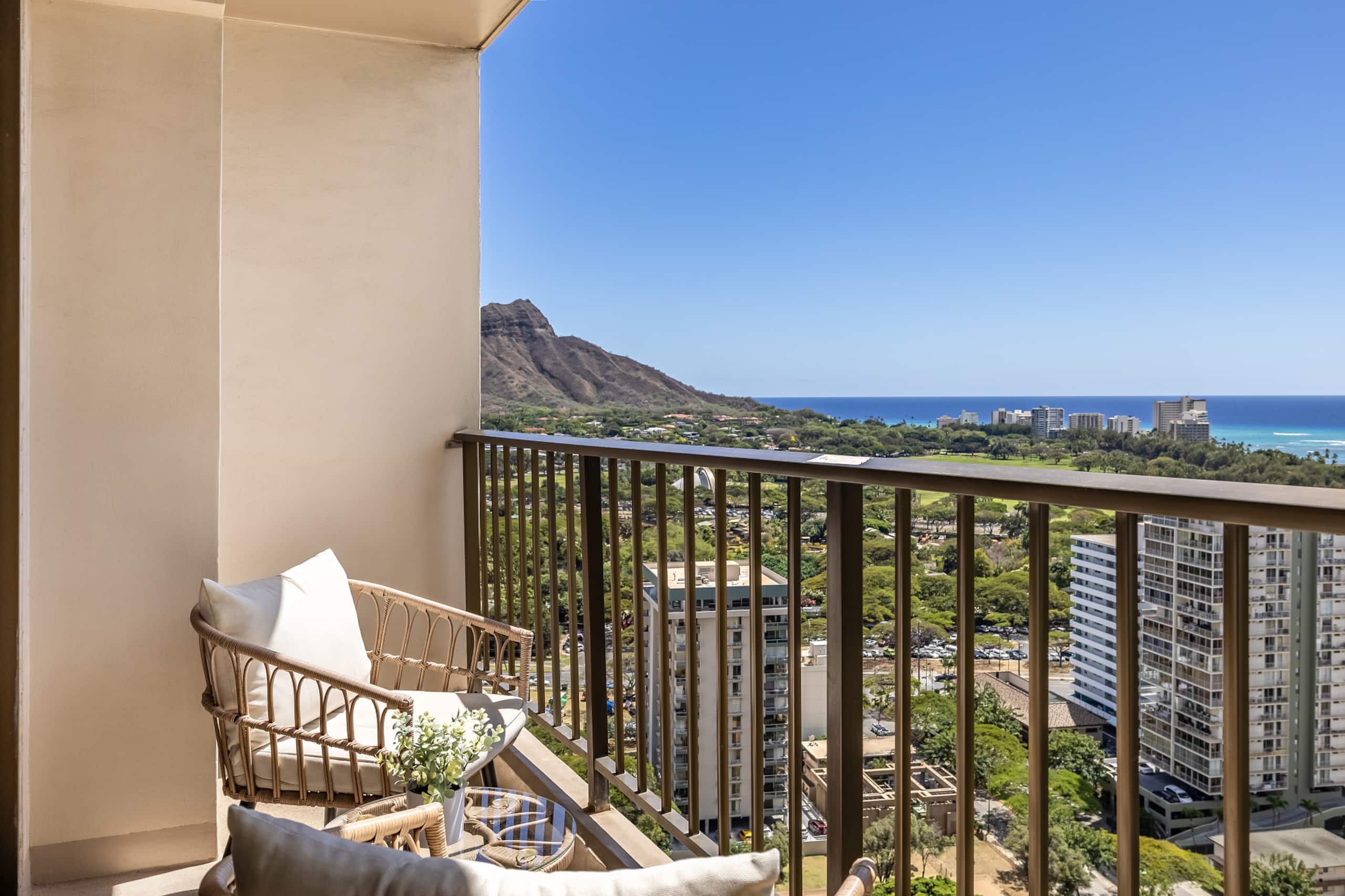 Condo in Honolulu · ★4.82 · 1 bedroom · 2 beds · 1 private bath - Image 3