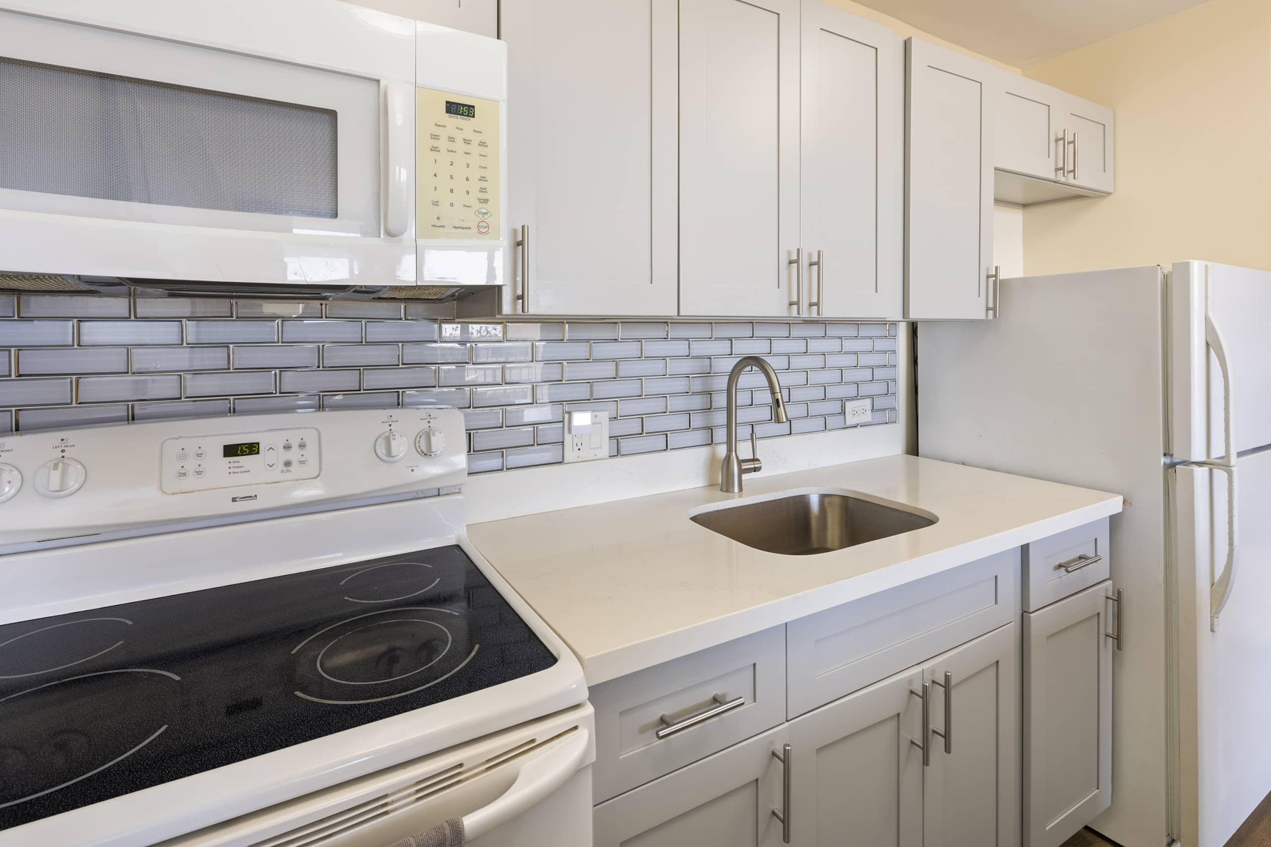 Condo in Honolulu · ★4.82 · 1 bedroom · 2 beds · 1 private bath - Image 11