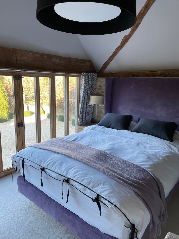 Galeria e dhomës së gjumit në katin e parë me krevat dopio "king"