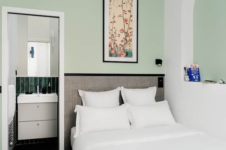 Četvrta spavaća soba na 2. katu s bračnim krevetom (55 x 74 inča) s vlastitom kupaonicom s tuš-kadom // 4. spavaćom sobom na 2. katu s bračnim krevetom (140 cm x 190 cm) s vlastitom kupaonicom s tuš-kadom