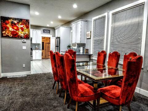 Great For People Of All Sizes! King! Sauna! 2 Tvs!