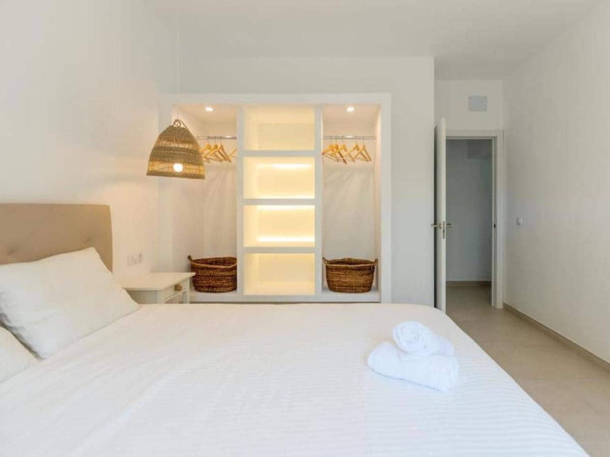 Soba 1. Otvoreni ormarići s led diodama.