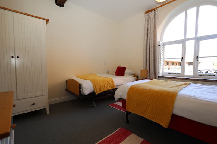 ห้องนอนเตียงแฝดแบบคอกม้า