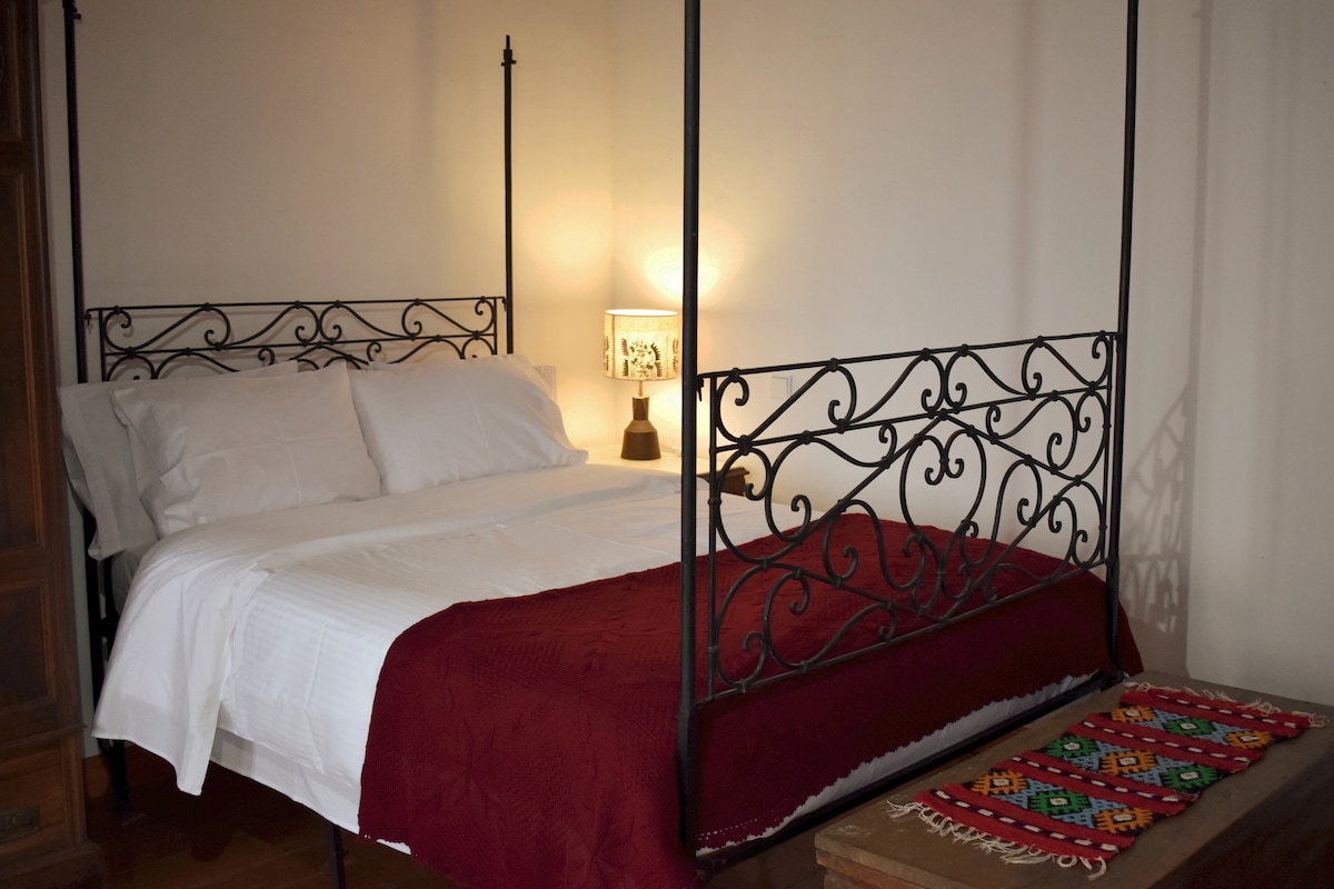 由铸铁制成的夫妇床（ mademenio ） 