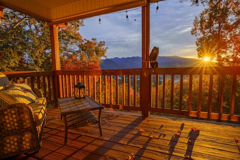 Amazing views, 4 min to town, Hot tub, Private
