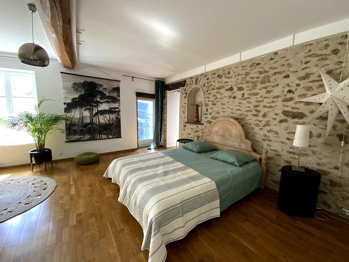 חדר השינה הגדול הראשון בקומה הראשונה עם 160 מיטות נוחות, ממש ליד חדר הרחצה. 