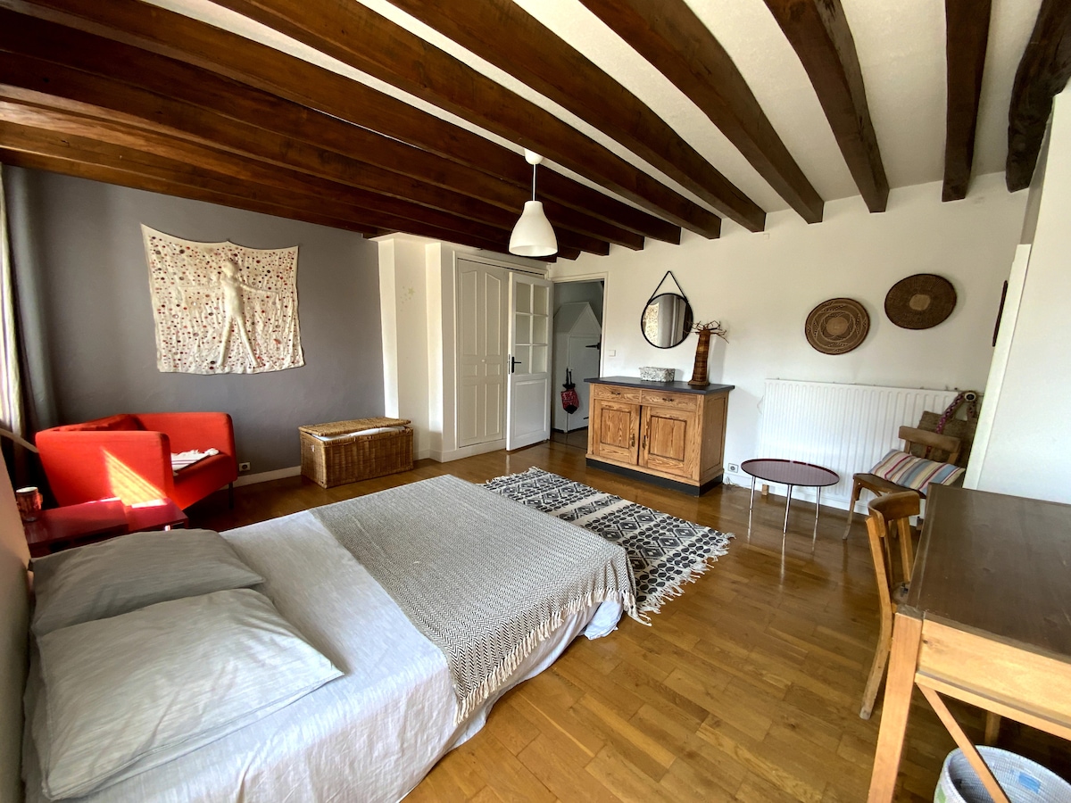 Chumba cha kulala cha pili kwenye ghorofa ya 1 ya karibu 20 m2 na kitanda chake cha sentimita 140 na vyumba vya kuhifadhia. 