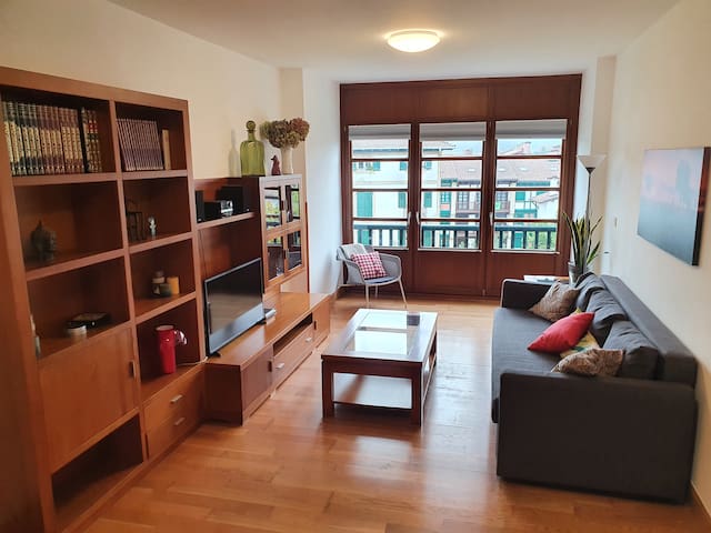 Luminoso piso con terraza y aparcamiento.