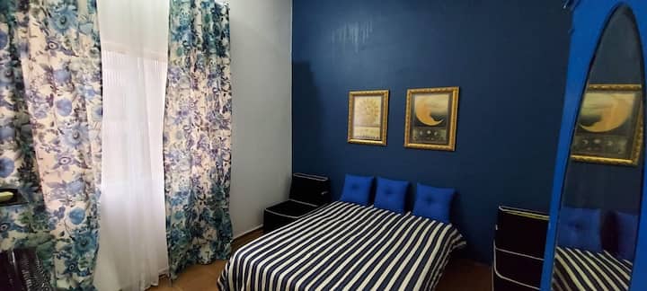 Стаен апартамент с климатик, Wi - Fi, телевизор, 1 двойно легло и 2 единични дивана и баня.