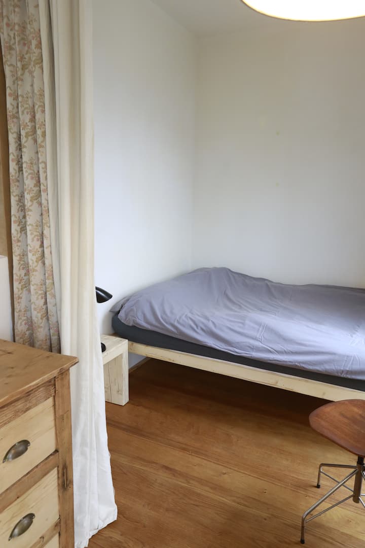 带140 x 200双人床的小卧室
