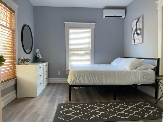 تتميز غرفة النوم المجددة بالكامل بالتحكم في درجة الحرارة الخاصة بها وسرير بمقاس كبير.