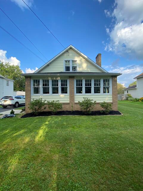 Cheerful 3-bedroom home located 15 min from Olean