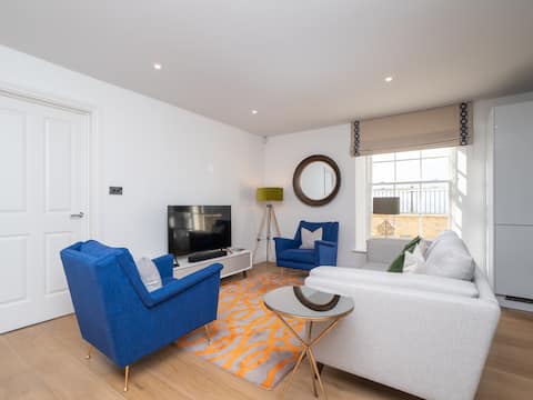 Top Airbnb: Elegant 1 bed central apartment with parking in Charlcombe