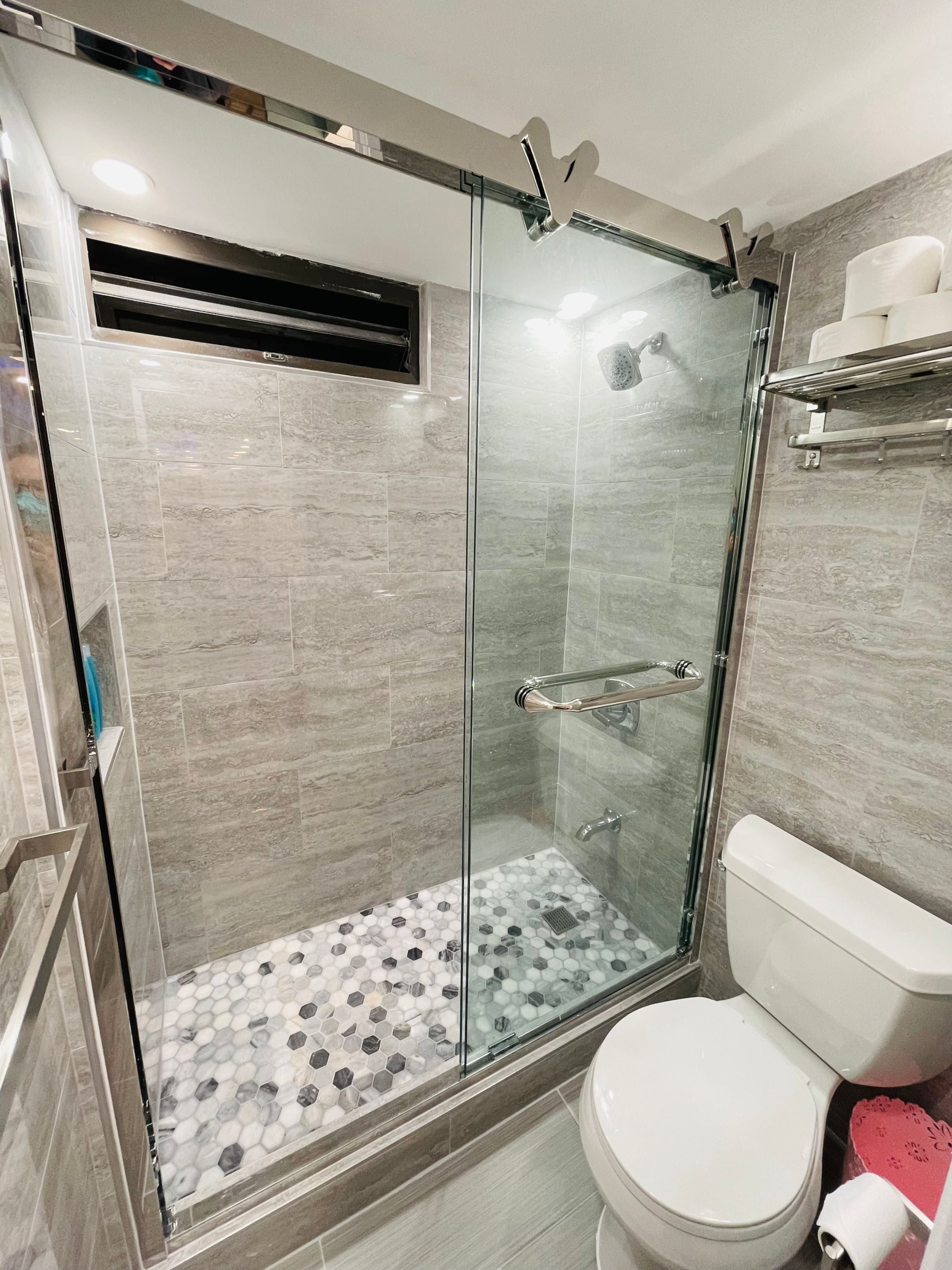 Condo in Honolulu · ★4.87 · 1 bedroom · 3 beds · 1 private bath - Image 2