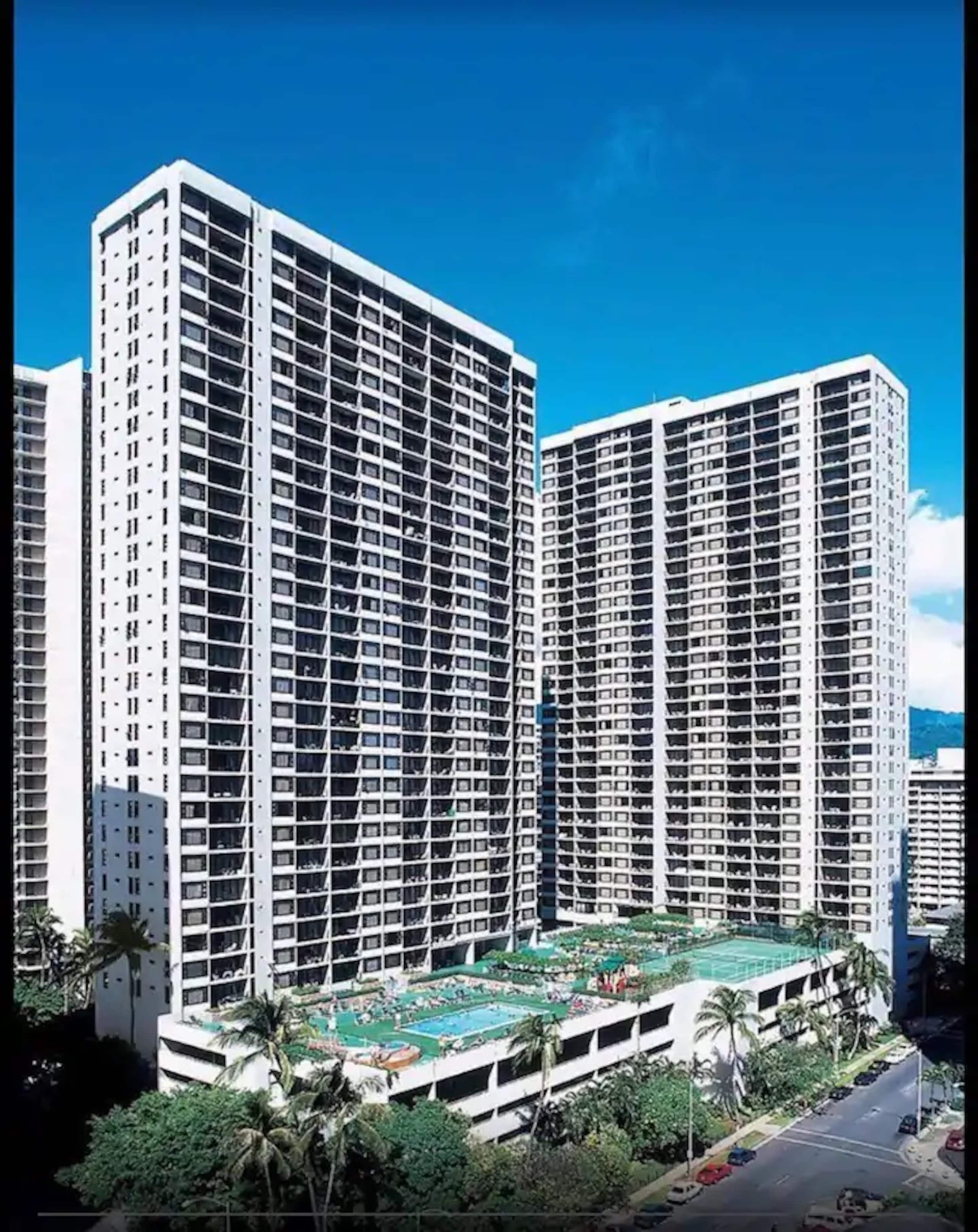 Condo in Honolulu · ★4.87 · 1 bedroom · 3 beds · 1 private bath - Image 3