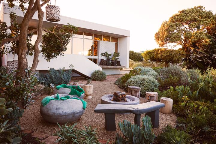 Mid-century modern house on beach front gallery image 4