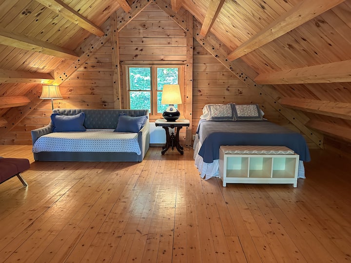 Просторното таванско помещение на горния етаж включва двойно легло и разтегателен диван. Докато таванското помещение е отворено към всекидневната, това е уютно, лично пространство за отдих.