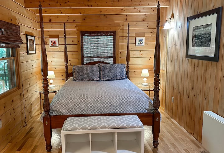 Класическо двойно легло с четири колони в уютна основна спалня.