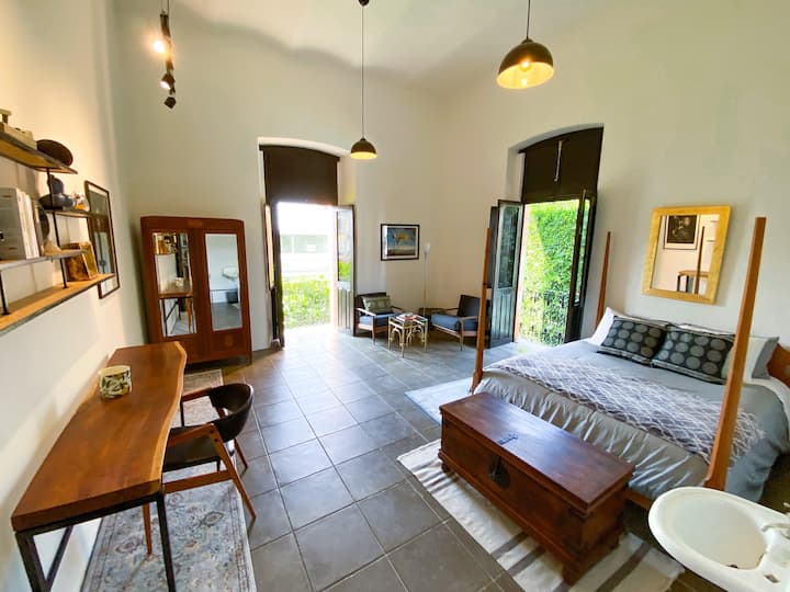 Colonial Charm · In the Heart of Downtown (2-6ppl)