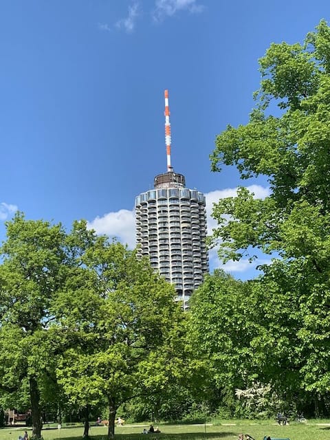 Beliebte Airbnb-Anzeige: Exclusive apartment in the hotel tower Augsburg 31st floor in Augsburg