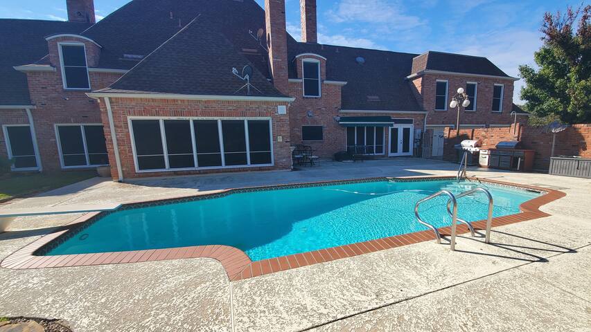 Beautiful 6 bedroom Texas size home. gallery image 3