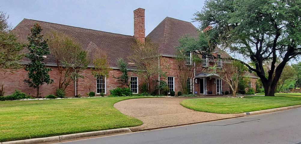 Beautiful 6 bedroom Texas size home. gallery image 2