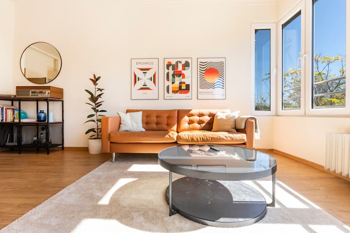 Kaa katika mwangaza wa asili wa sebule hii yenye nafasi kubwa, ya mtindo wa Bauhaus, iliyoundwa kwa ajili ya starehe na starehe. Pamoja na mistari yake safi, uzuri mdogo, na mguso mahiri, sehemu hiyo inachanganya kikamilifu mtindo na utulivu.  #DesignLovers