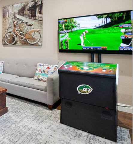 KingSuites + SpaBaths | Near DT | Arcade | Parking gallery image 5